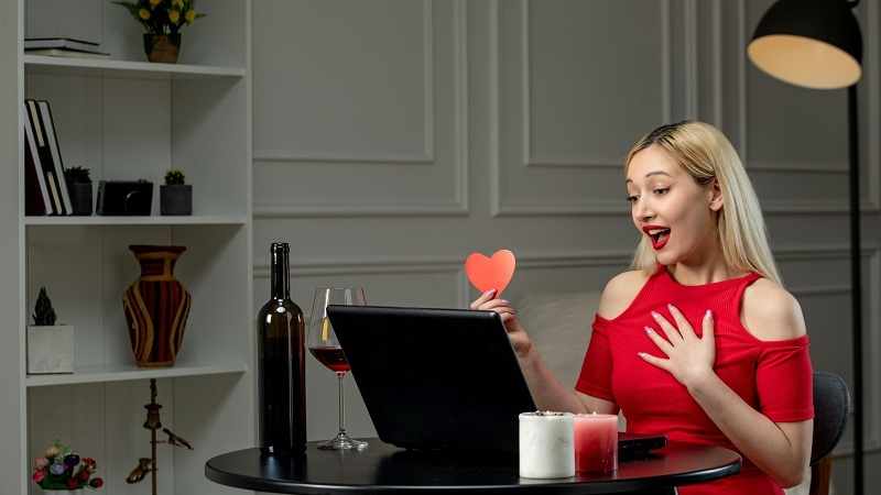 Blondine flirtet online am PC