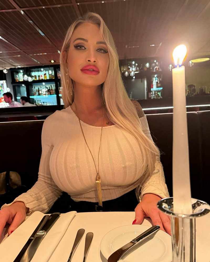 Calea Toxic ganz entspannt im Restaurant - und zeigt ihre Nippel