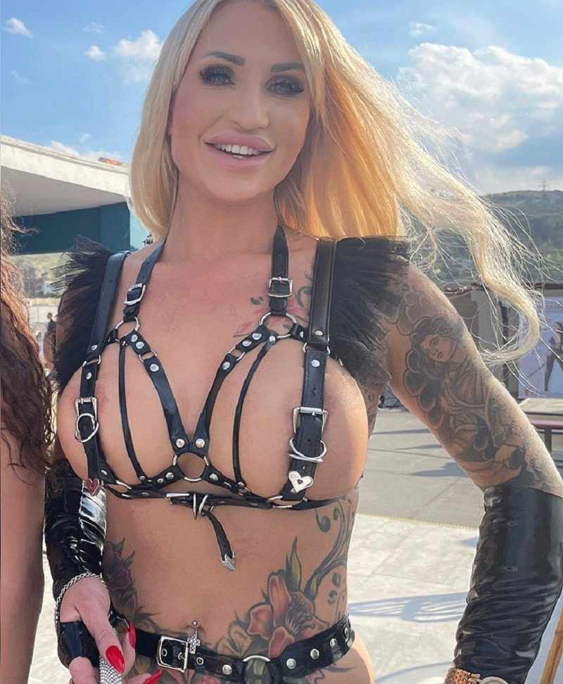 Calea Toxic zeigt ihre Nippel und sehr viel Haut