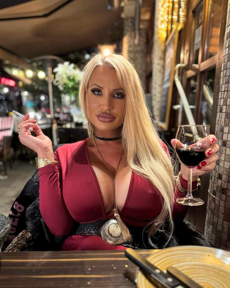 Calea Toxic zeigt wie heiß ein Glas Rotwein sein kann