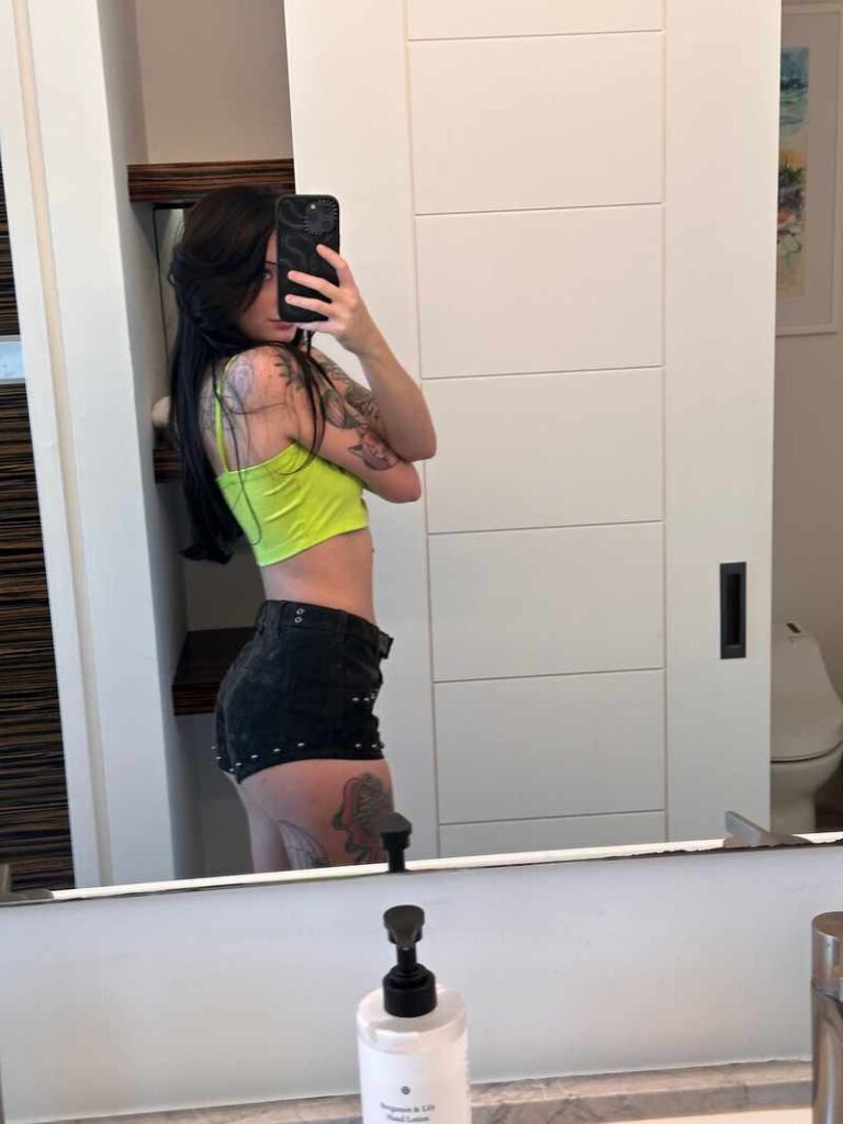 Catarina catarinakitty21 macht ein sexy Selfie vorm Spiegel