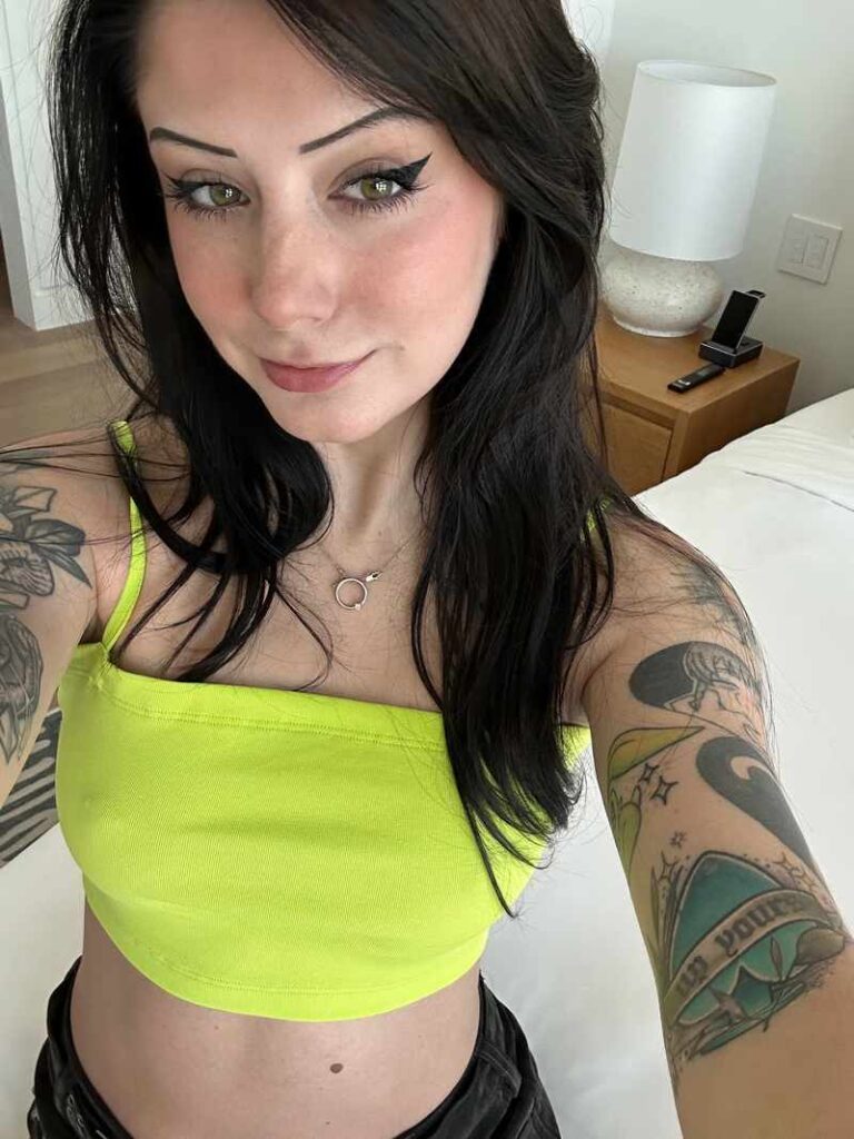 Catarina catarinakitty21 zeigt ihre Tattoos und ihren sexy Gesicht