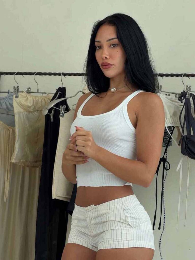 Chloë Tatiana trägt ein heißes Hotpants-Outfit