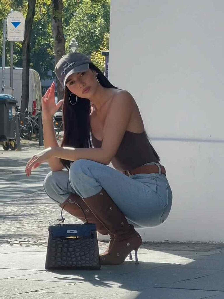 Hanna Weig sexy mit Jeans und Stiefeln