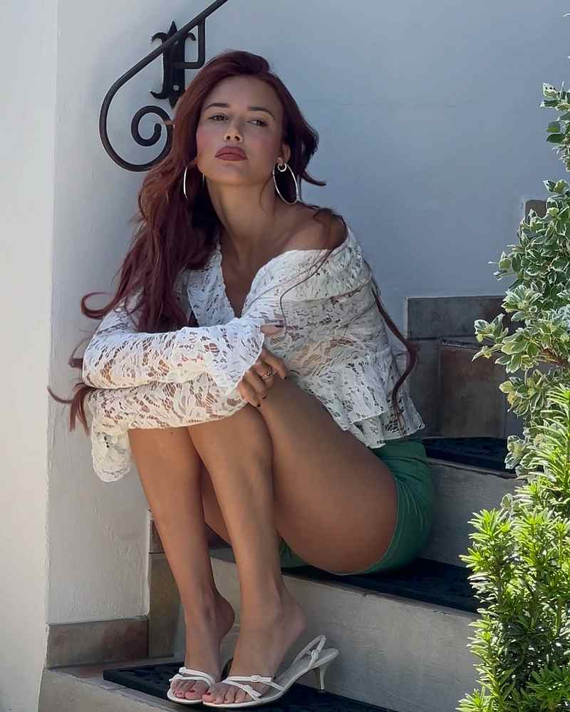 Hanna Weig trägt nur Hotpants und eine durchsichtige Bluse