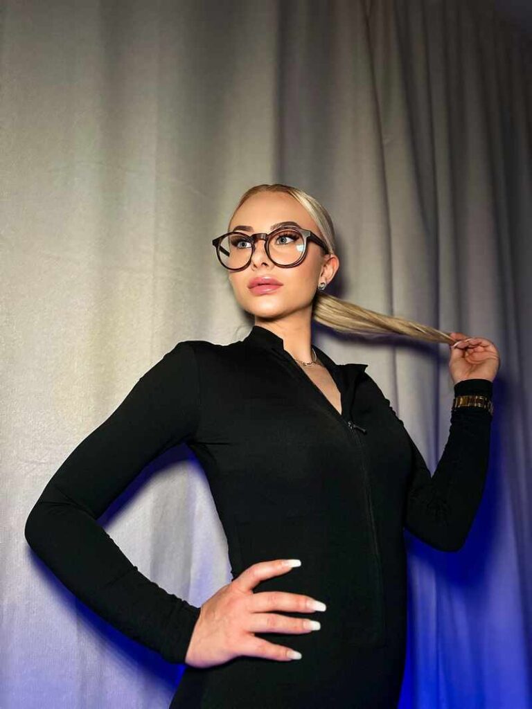 Julia Catalina extrem streng und extrem sexy