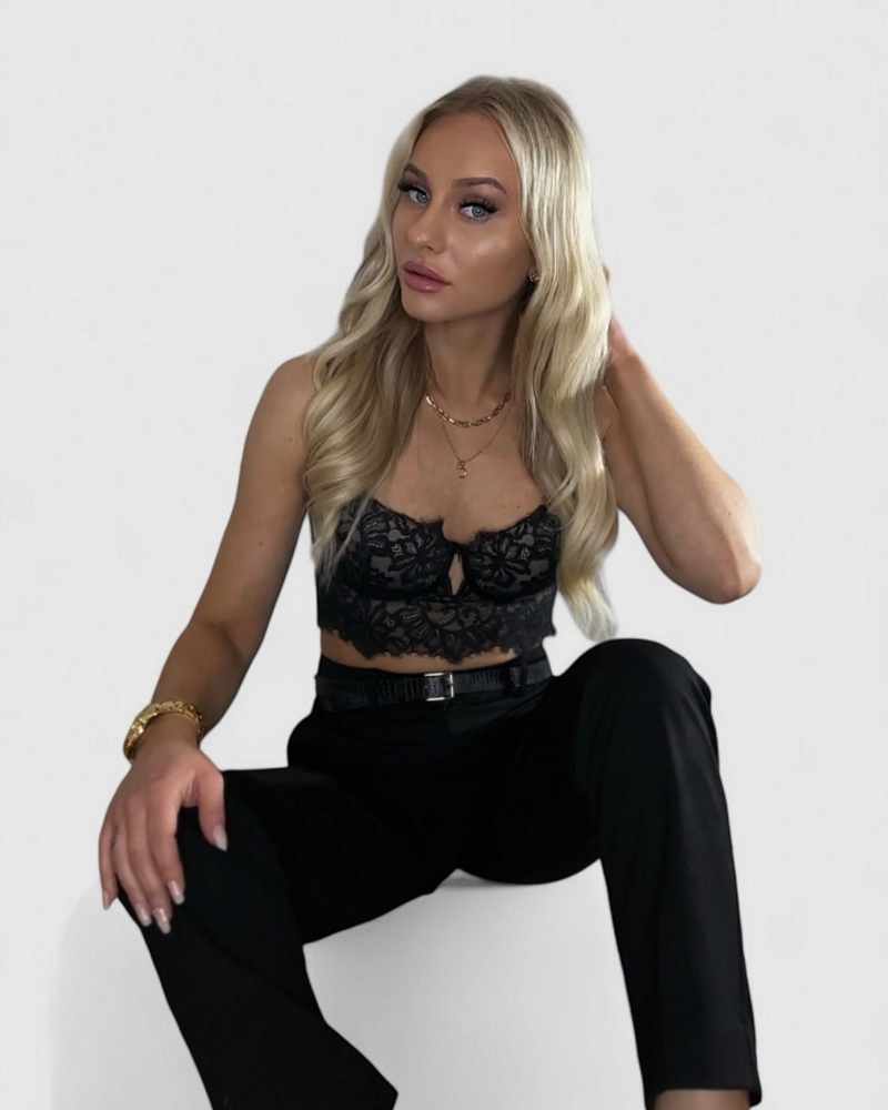 Julia Catalina in sexy Pose und süßer Blick