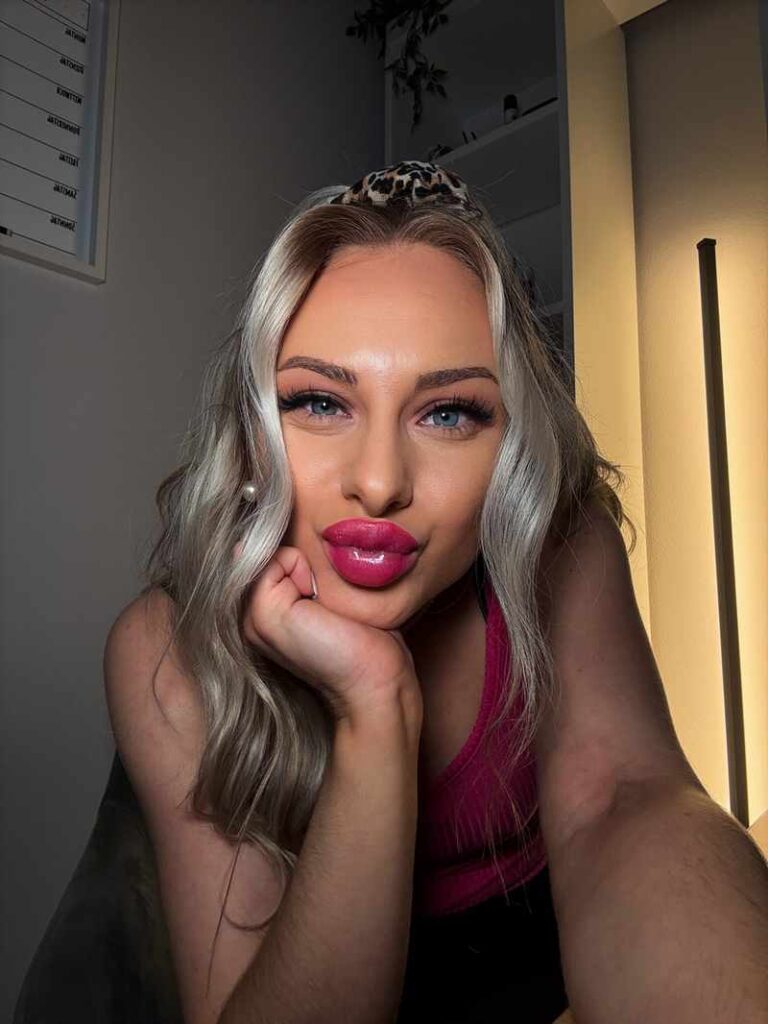 Julia Catalina und ihre sexy blauen Augen gibt euch einen Kuss