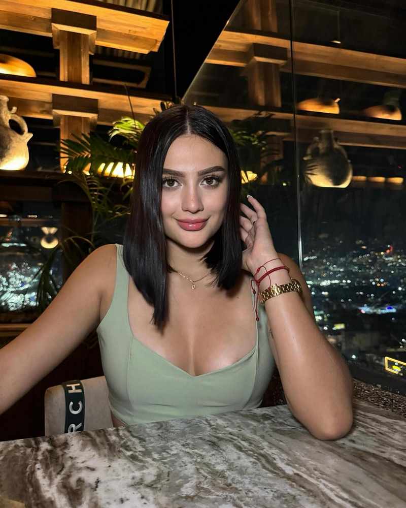 Karina Fernandez geht mit euch aus und hat sich sexy angezogen