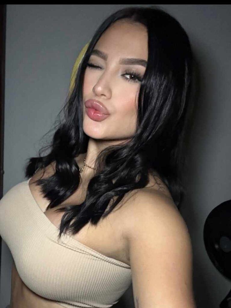 Karina Fernandez gibt euch einen Kuss und zeigt ihre Brust