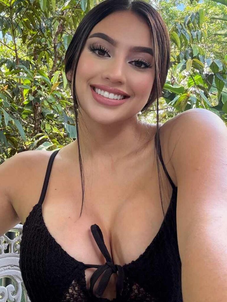 Karina Fernandez lacht euch an und zeigt ihre Brüste