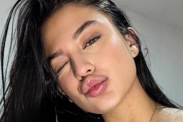 Karina Fernandez wirft euch einen Kuss zu und zeigt ihre sexy Lippen