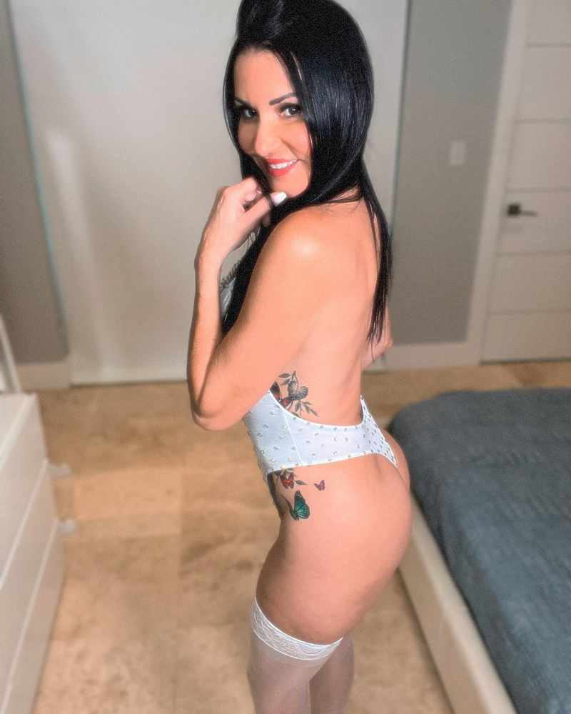 Katharina Rough fast nackt - nur wenig Stoff