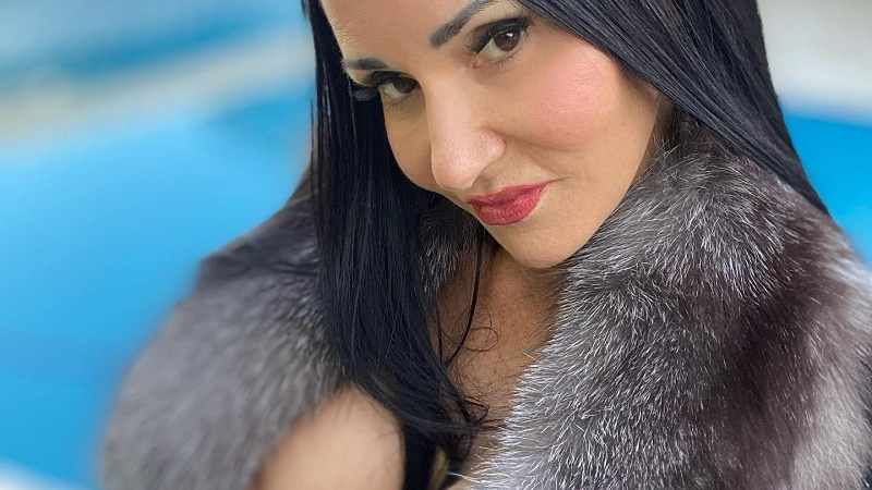 Katharina Rough nackt unterm Pelz