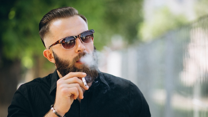 Man zieht an seiner Zigarette