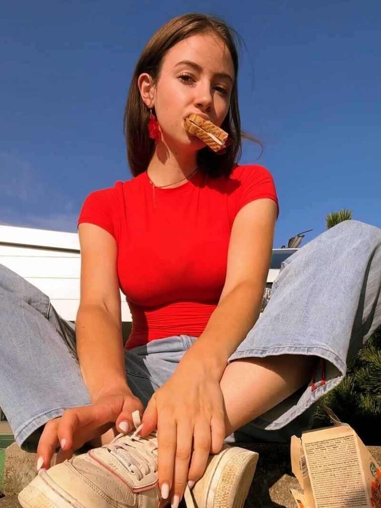 Marthusya Rybotschka hat den Mund mal wieder voll - und zeigt ihre grossen Brüste