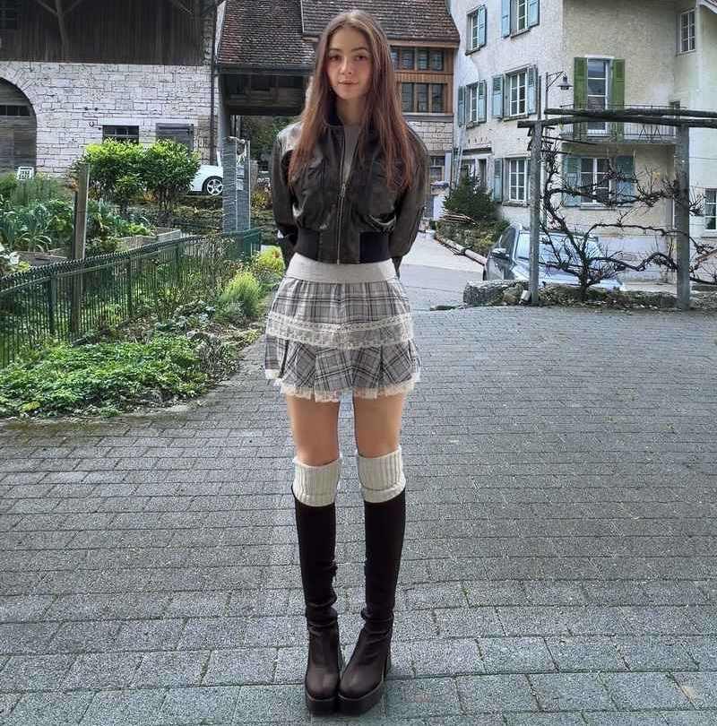 Marthusya Rybotschka trägt einen kurzen Rock und sieht sehr sexy aus