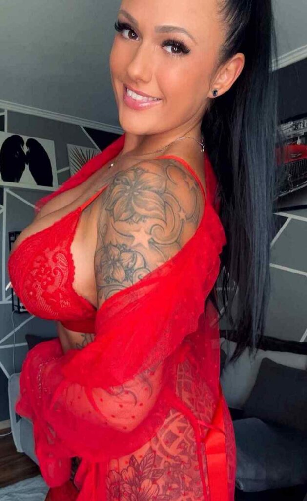 Nadine.inked trägt rote Dessous und freut sich auf euch