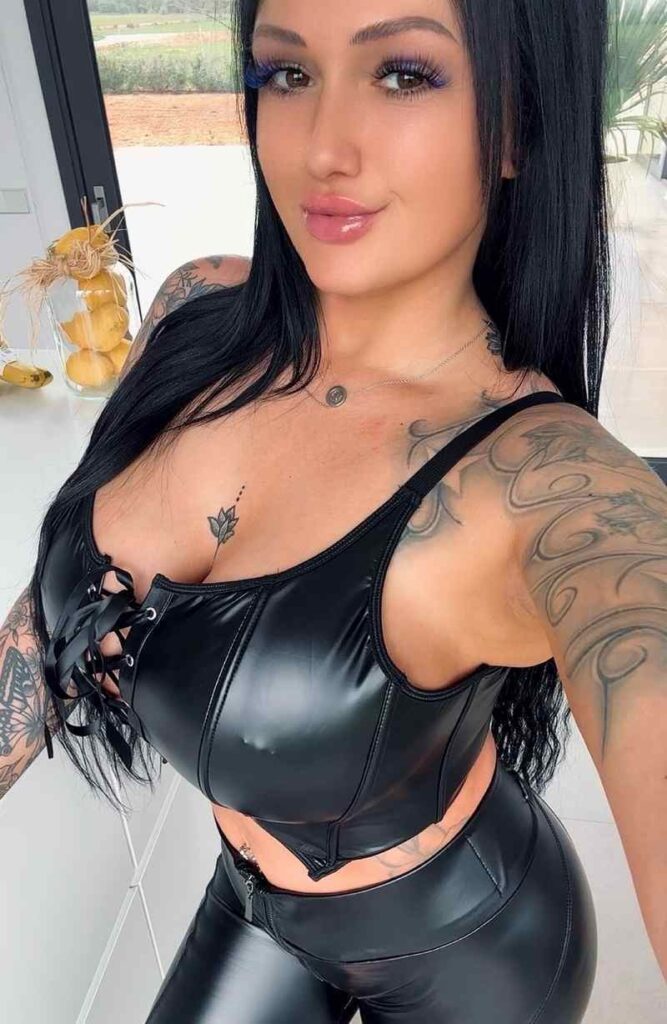 Nadine.inked zeigt ihre Vorliebe für sexy Outfits und filmt an sich herunter
