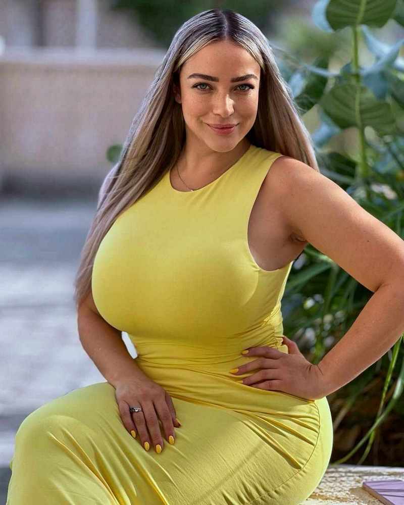 Naya Vee ganz seriös im gelben Kleid - aber dennoch sexy