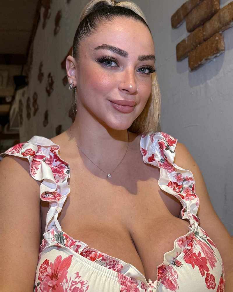 Naya Vee sehr sexy mit Ausschnitt - lecker