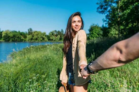 Paar Hand in Hand am See