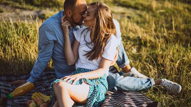 Paar küsst sich draußen