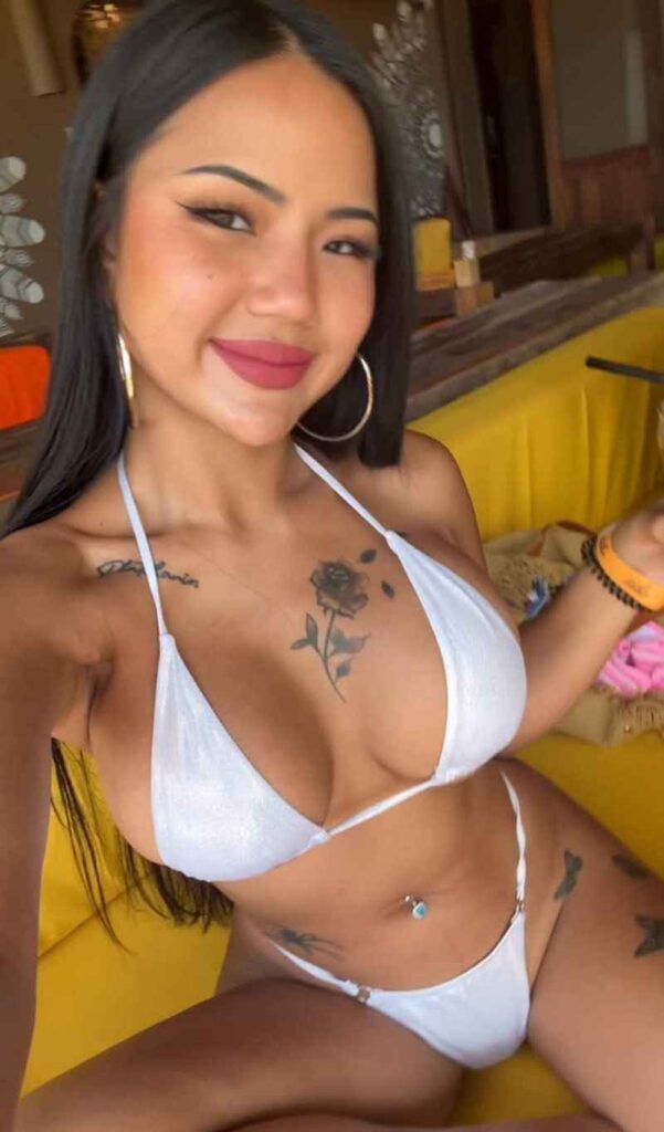 Praew Asian freucht sich auf euch und schenkt euch ein Lächeln