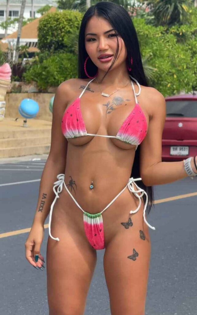 Praew Asian im versauten Melonen-Bikini