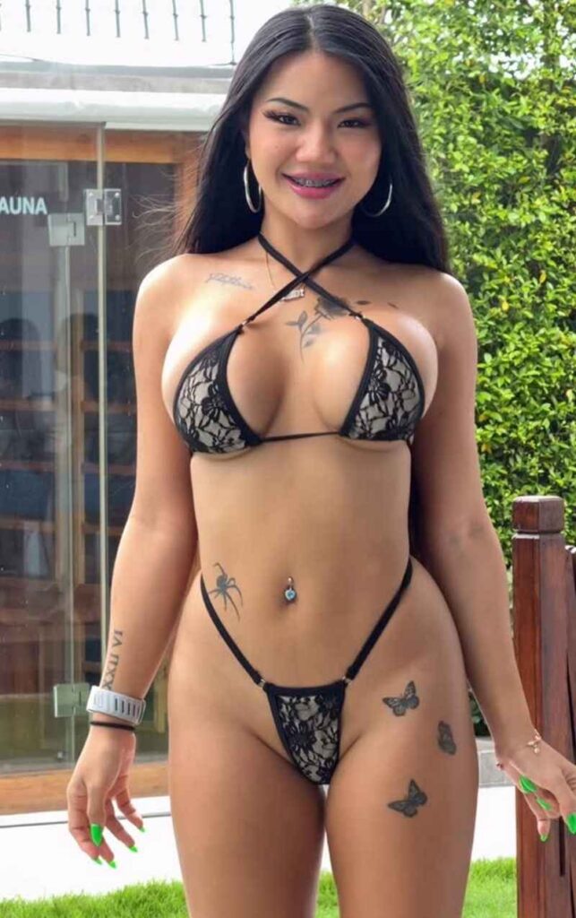 Praew Asian trägt einen knappen heißen Bikini und die Brüste fallen heraus
