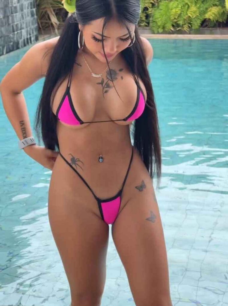 Praew Asian zieht sich ihren sexy Bikini zurecht