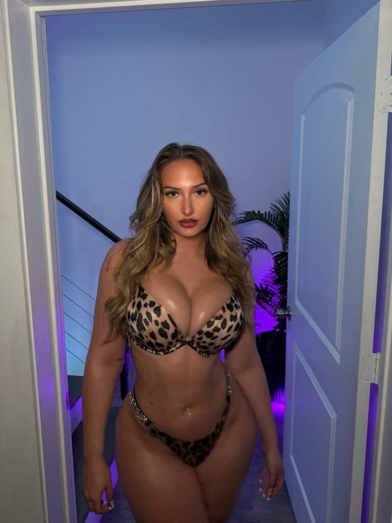 Ariana Nicole hat sich den Cougar-Bikini angezogen