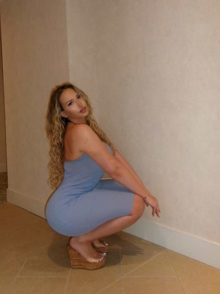 Ariana Nicole posiert sexy im Hotel