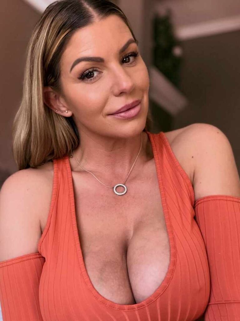 Brooklyn Chase hält ihren tiefen Ausschnitt in die Kamera