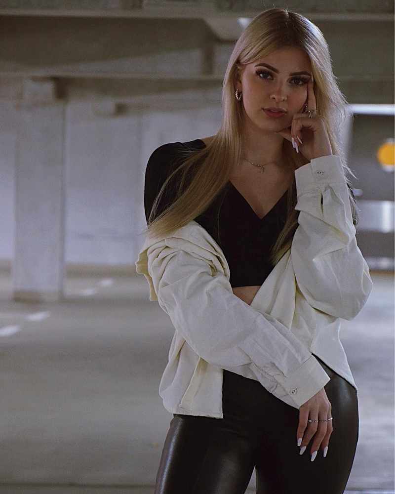 Janina Wilhelmsen in heißen Leggings