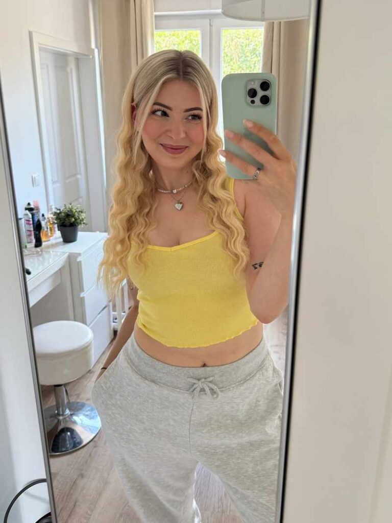 Janina Wilhelmsen macht ein Selfie - ganz locker gekleidet