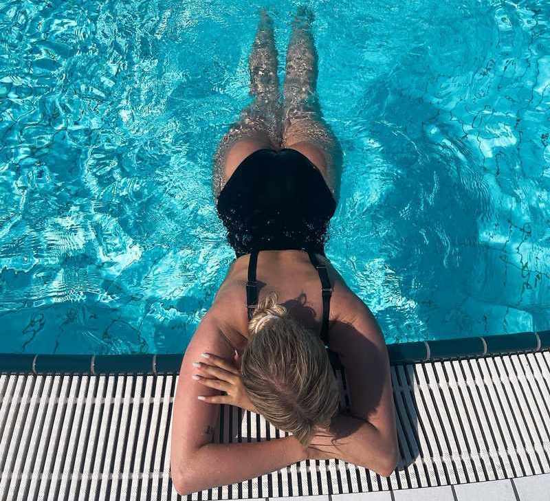 Janina Wilhelmsen zeigt ihre sexy Rückseite im Badenazug