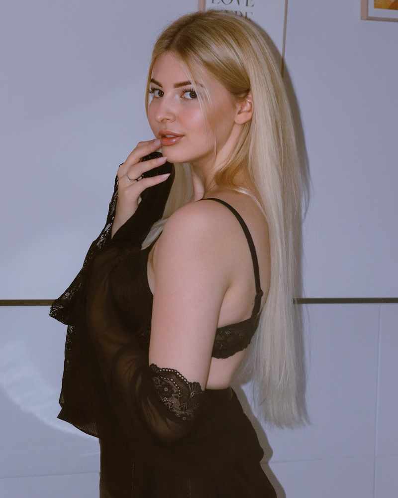 Janina Wilhelmsen zieht sich gerade aus und zeigt viel Haut