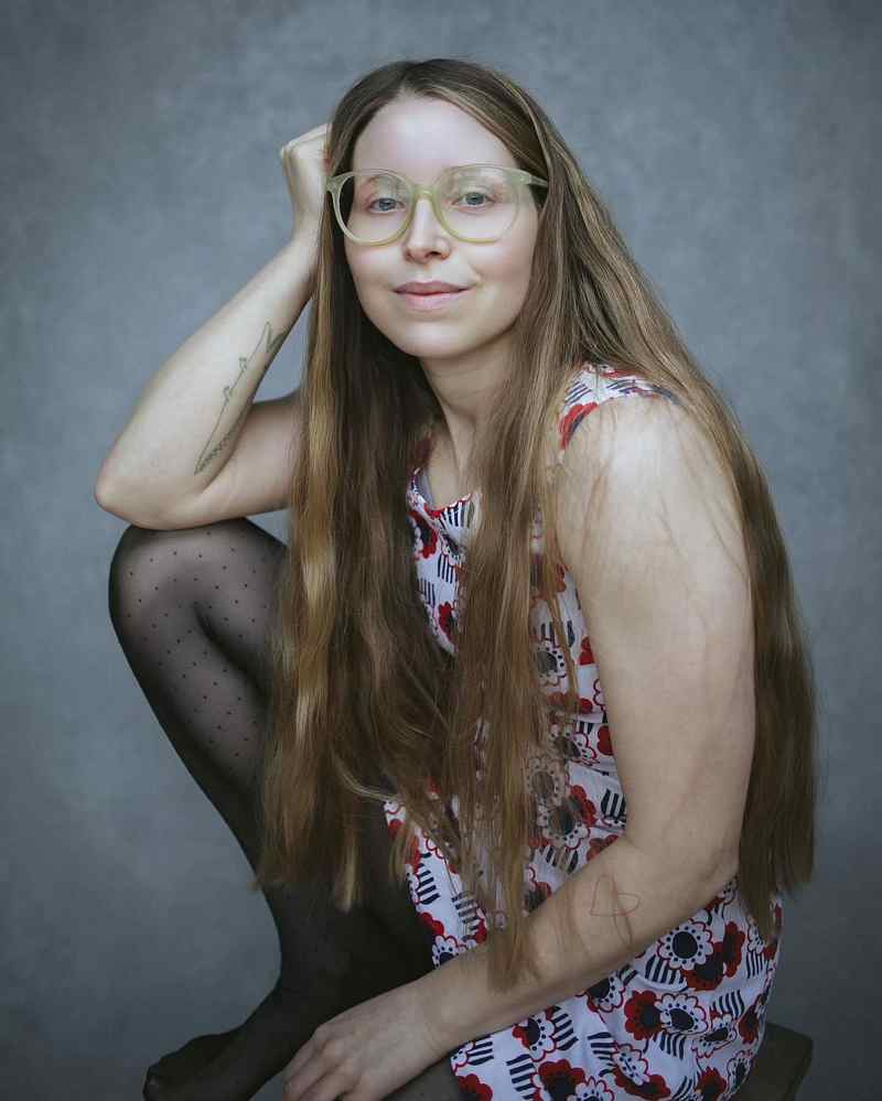 Jessie Cave posiert sexy vor der Kamera