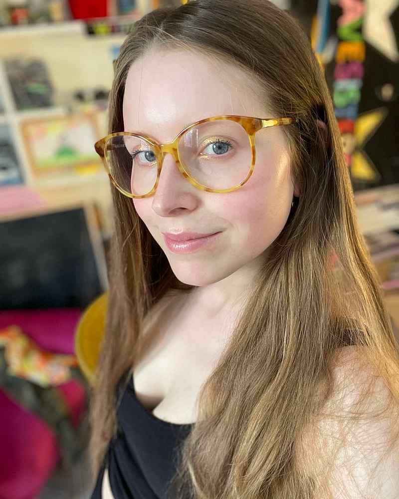 Jessie Cave schaut verführerische in die Kamera