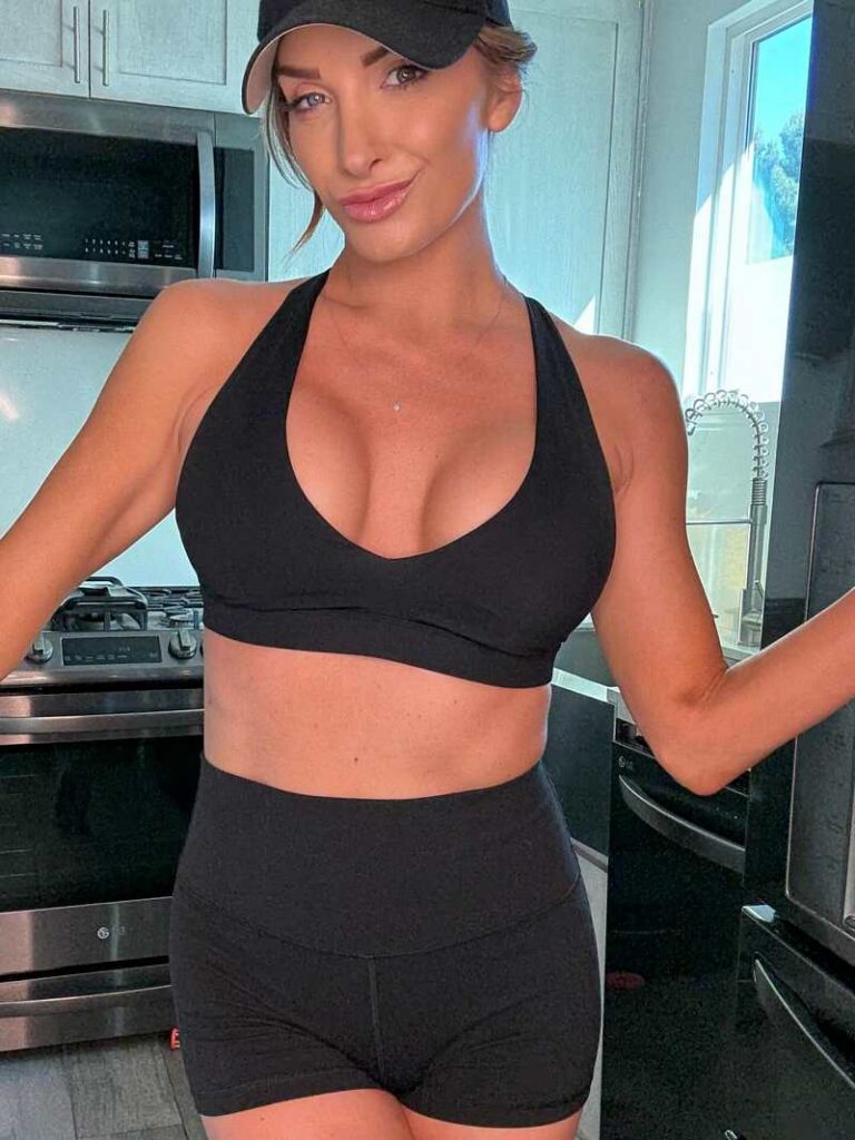 Silvia Saige heißen Sportoutfit und sehr viel Ausschnitt