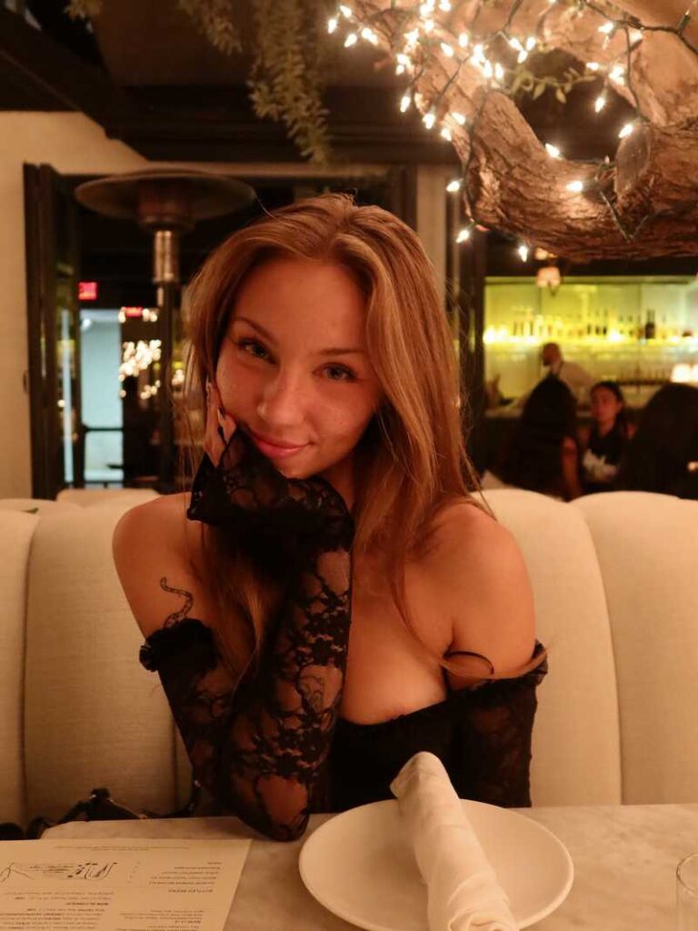 Anya Lacey schaut euch verträumt an und zeigt Nippel