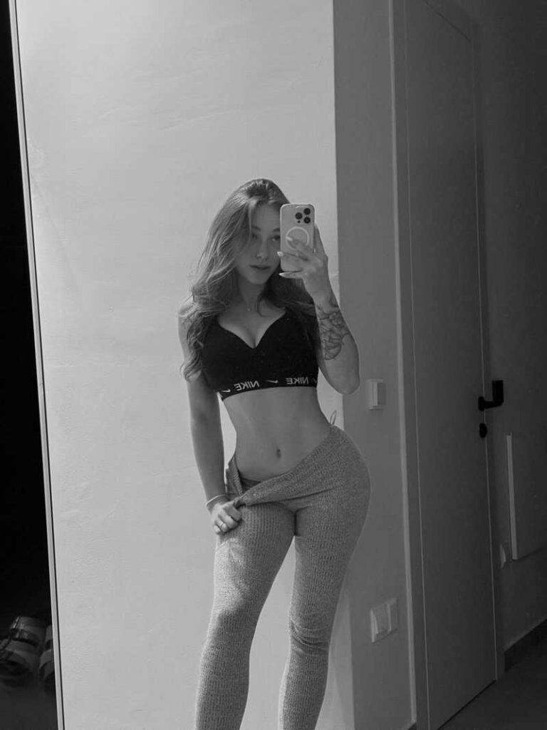 Emma Diese sehr sexy schwarz-weiß mit Leggings und Sportbh