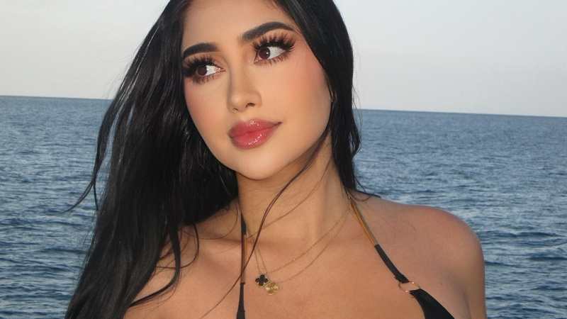 Jailyne Ojeda Ochoa am Strand im sexy Bikini