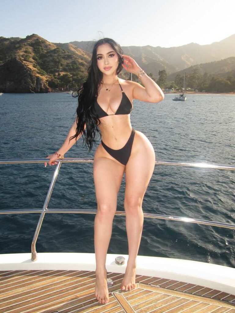 Jailyne Ojeda Ochoa gerade auf der Yacht und trägt nur einen knappen Bikini