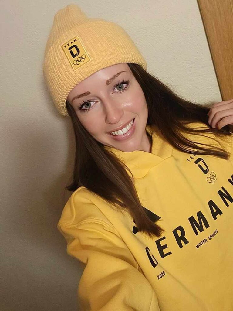 Juliane Seyfarth ganz in gelb und sexy Lächeln