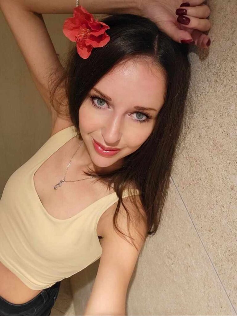 Juliane Seyfarth macht ein heißes Selfie als feurige Latina