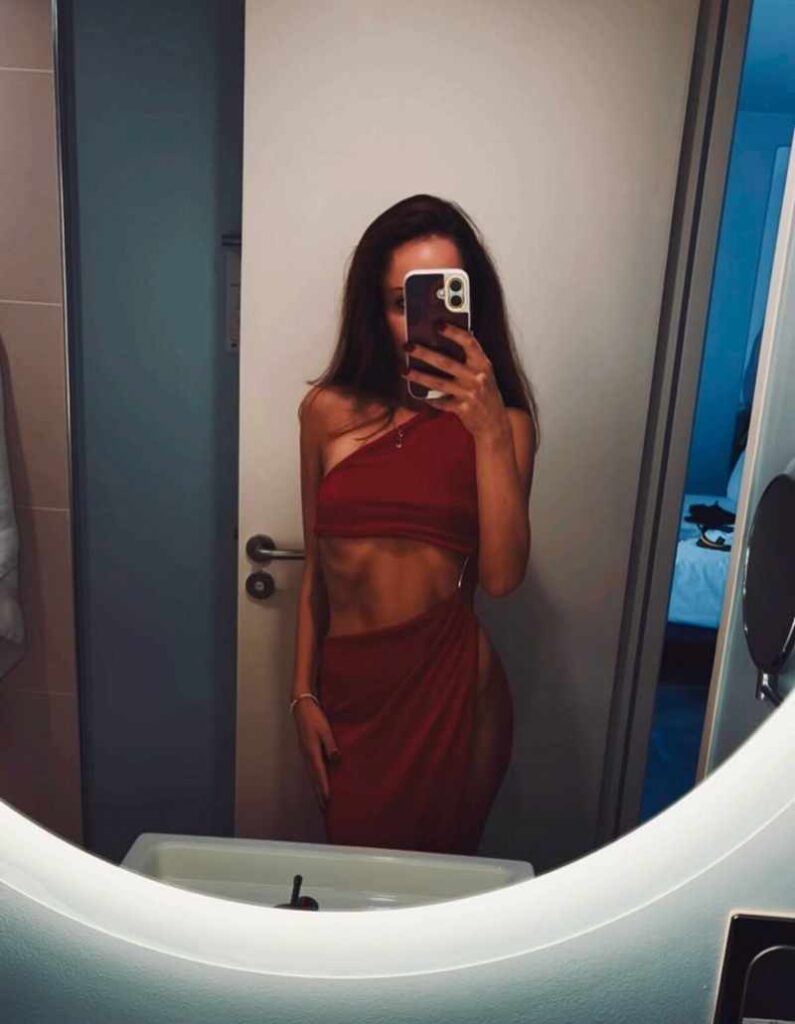 Juliane Seyfarth steht das kleine Rote mit viel Haut auch sehr gut