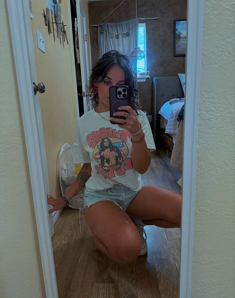 Leyla Ingalls kniet vor euch und zeigt ihre nackten Beine