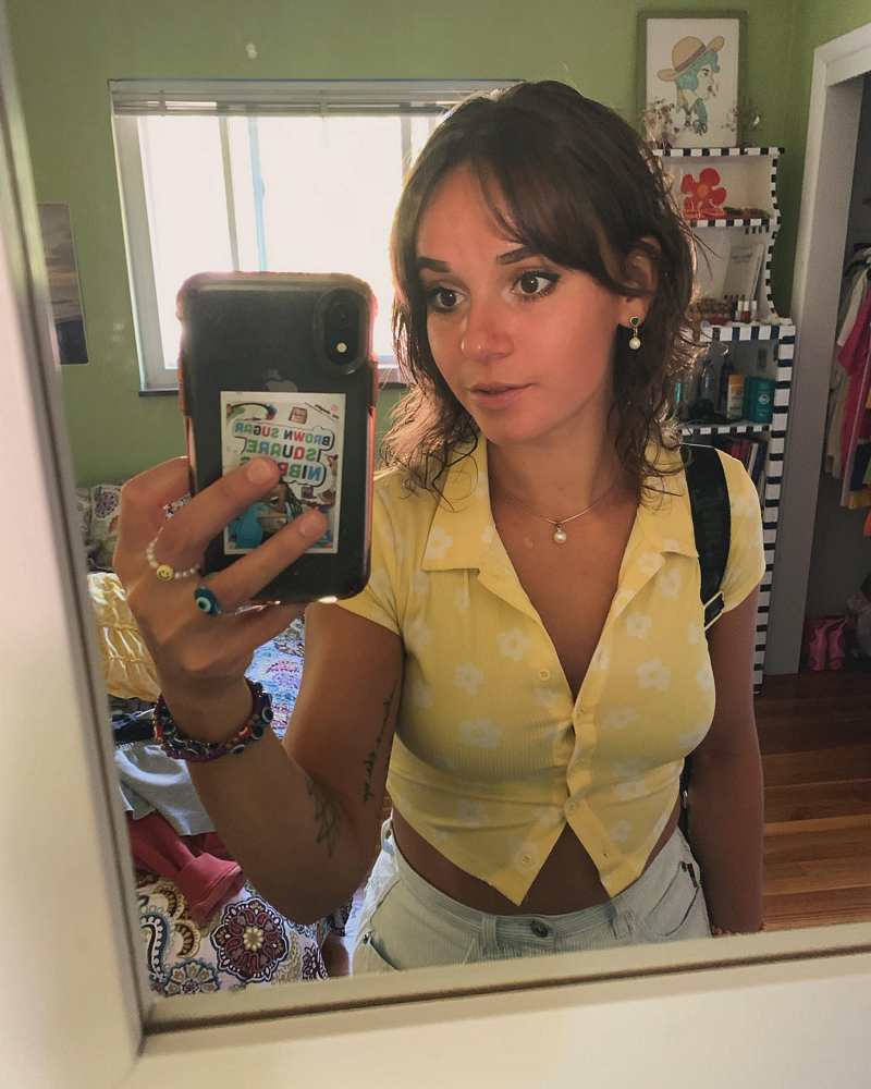 Leyla Ingalls macht ein Selfie und die Bluse platzt fast